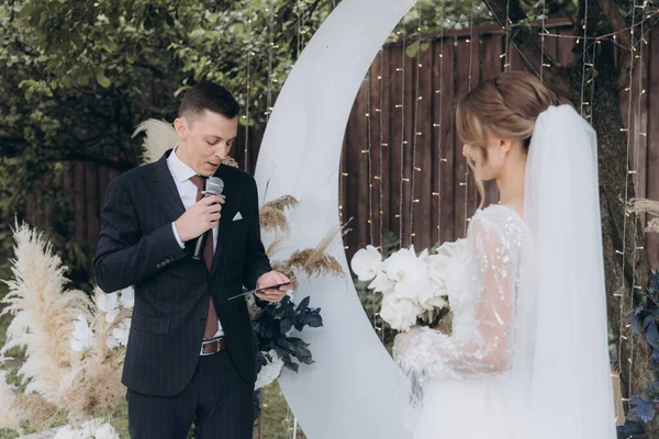 Cerimônia Casamento Espaço Bonito Verão Casal Chique Noivo Terno Noiva — Fotografia de Stock