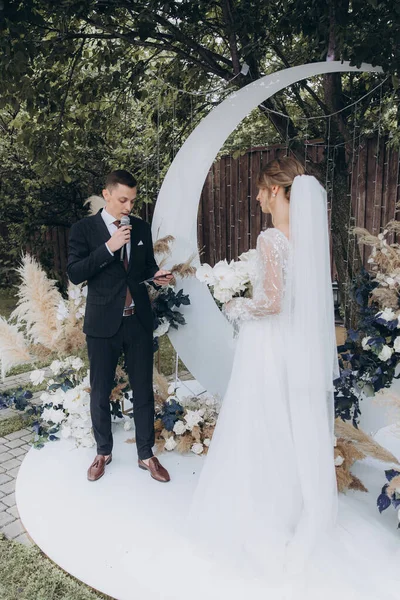 Cerimônia Casamento Espaço Bonito Verão Casal Chique Noivo Terno Noiva — Fotografia de Stock