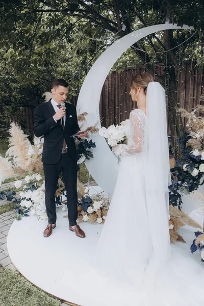 Vacker Utrymme Bröllop Ceremoni Sommaren Ett Chic Par Brudgummen Kostym — Stockfoto