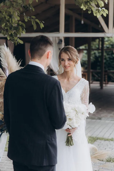 シックなカップルの夏の美しい宇宙結婚式 スーツの新郎と白い豪華なウェディングドレスの花嫁 — ストック写真