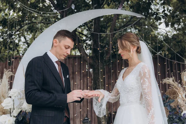 Cerimônia Casamento Espaço Bonito Verão Casal Chique Noivo Terno Noiva — Fotografia de Stock