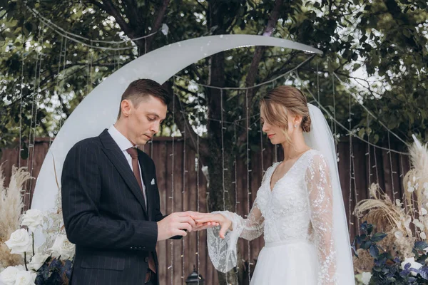 Cerimônia Casamento Espaço Bonito Verão Casal Chique Noivo Terno Noiva — Fotografia de Stock