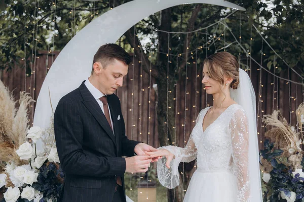 Cerimônia Casamento Espaço Bonito Verão Casal Chique Noivo Terno Noiva — Fotografia de Stock