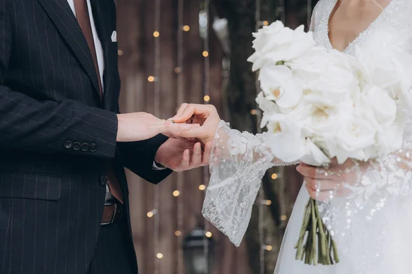 Cerimônia Casamento Espaço Bonito Verão Casal Chique Noivo Terno Noiva — Fotografia de Stock