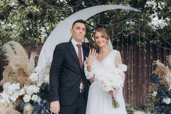 Cerimônia Casamento Espaço Bonito Verão Casal Chique Noivo Terno Noiva — Fotografia de Stock