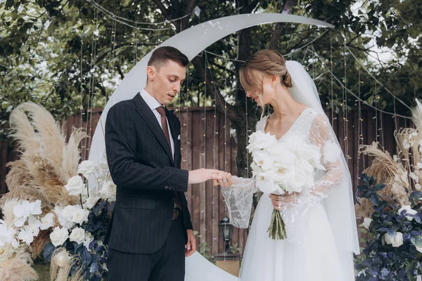 Cerimônia Casamento Espaço Bonito Verão Casal Chique Noivo Terno Noiva — Fotografia de Stock