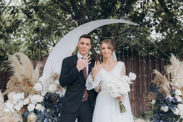 Şık bir çiftin yaz aylarında güzel bir uzay nikahı, takım elbiseli bir damat ve beyaz bir gelinlik içinde gelin..