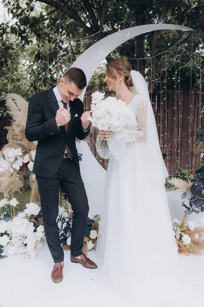 Cerimônia Casamento Espaço Bonito Verão Casal Chique Noivo Terno Noiva — Fotografia de Stock