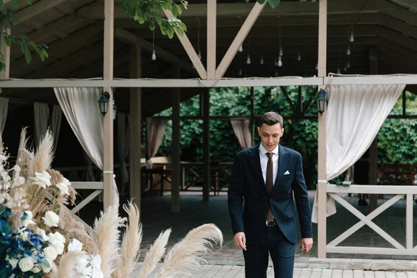 Hermosa Ceremonia Boda Espacio Verano Una Pareja Elegante Novio Traje —  Fotos de Stock