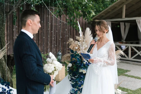 Hermosa Ceremonia Boda Espacio Verano Una Pareja Elegante Novio Traje — Foto de Stock