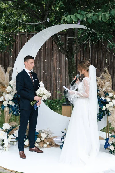 Vacker Utrymme Bröllop Ceremoni Sommaren Ett Chic Par Brudgummen Kostym — Stockfoto