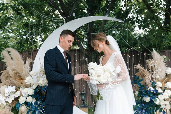 时尚情侣 西装革履的新郎和身穿白色奢华婚纱的新娘在夏天举行了美丽的太空婚礼 — 图库照片