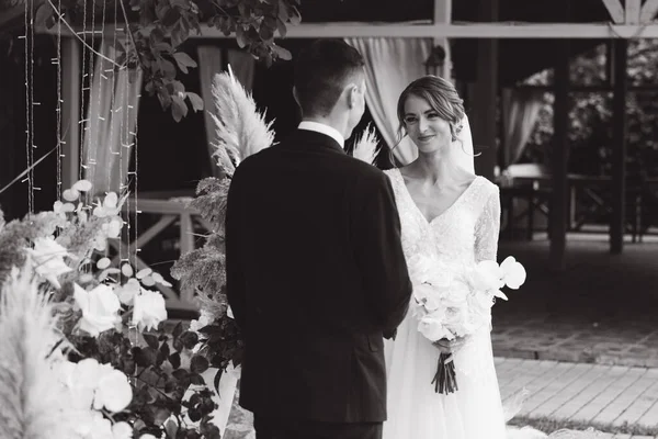 Hermosa Ceremonia Boda Espacio Verano Una Pareja Elegante Novio Traje — Foto de Stock