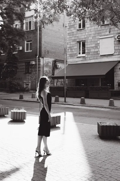 Una Hermosa Chica Con Peinado Vestido Negro Calle Con Cigarrillo — Foto de Stock