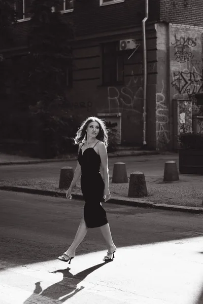 Uma Menina Bonita Com Penteado Vestido Preto Rua Com Cigarro — Fotografia de Stock