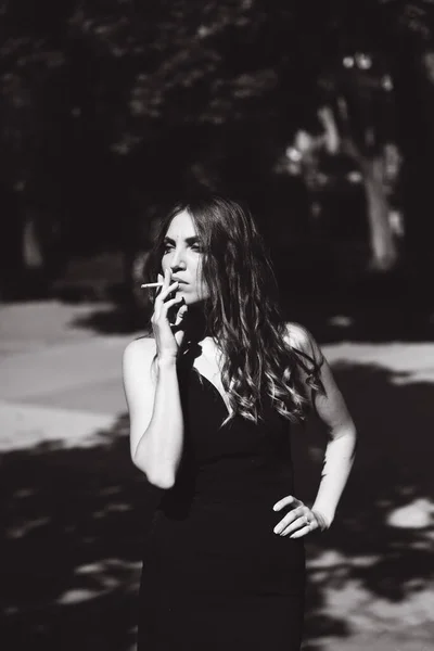 Egy Gyönyörű Lány Fekete Ruhában Utcán Cigivel Kezében Dohányzik Fekete — Stock Fotó
