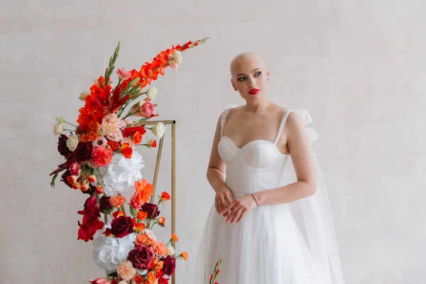 Bald Beautiful Bride Luxurious Wedding Dress Red Lipstick Long Veil — ストック写真