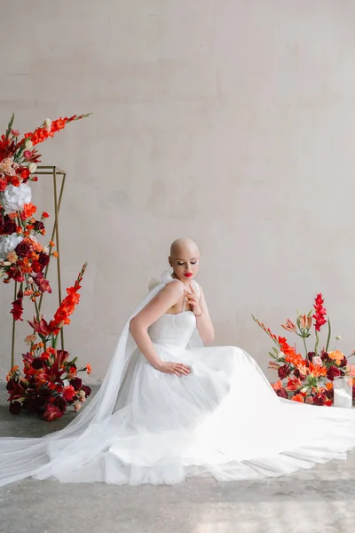 Bald Beautiful Bride Luxurious Wedding Dress Red Lipstick Long Veil — ストック写真