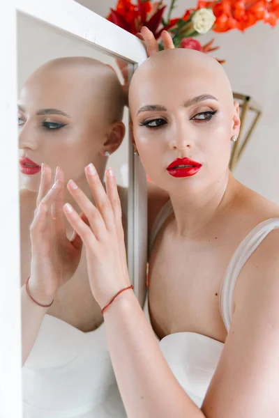 Bald Beautiful Bride Luxurious Wedding Dress Red Lipstick Long Veil — Zdjęcie stockowe