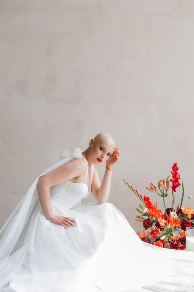 Bald Beautiful Bride Luxurious Wedding Dress Red Lipstick Long Veil — ストック写真