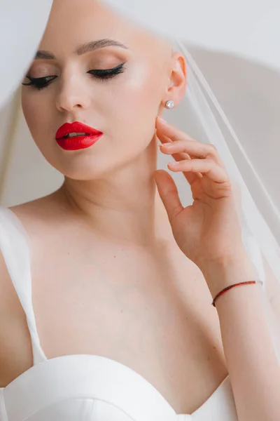 Bald Beautiful Bride Luxurious Wedding Dress Red Lipstick Long Veil — Photo
