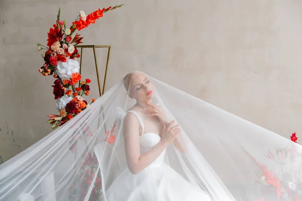 Лисий Красива Наречена Розкішній Весільній Сукні Червоній Помаді Довга Завіса — стокове фото
