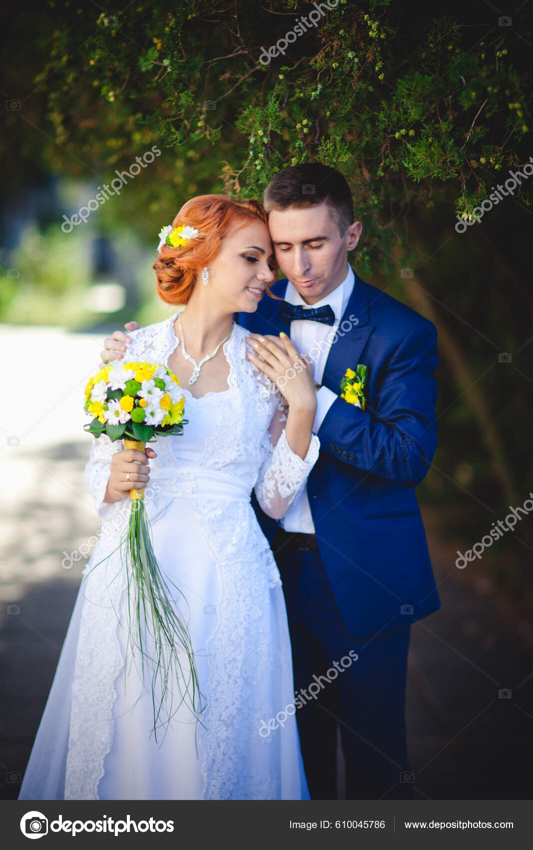 Jeune Beau Couple Costume Bleu Robe Mariee Blanche Avec Bouquet Photo de stock par Blokhin Oleg mail.ru 610045786