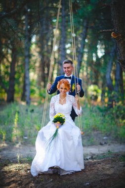 Mavi takım elbiseli, beyaz elbiseli ve buketli güzel bir çift.