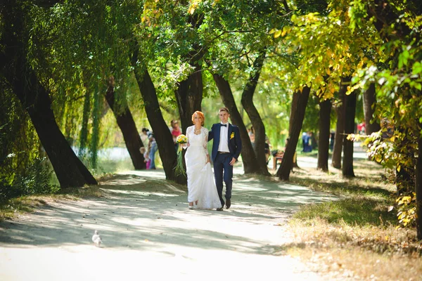 Jovem Casal Bonito Terno Azul Vestido Noiva Branco Com Buquê — Fotografia de Stock