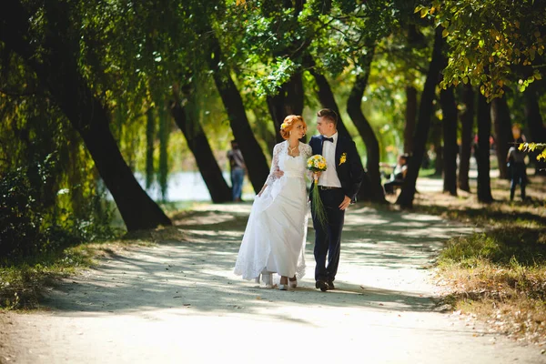 Young Beautiful Couple Blue Suit White Wedding Dress Bouquet — Stock Photo, Image