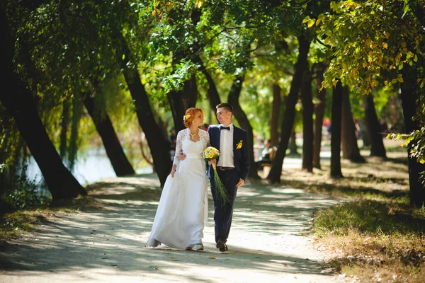 Unge Vakre Par Blå Dress Hvit Brudekjole Med Bukett – stockfoto