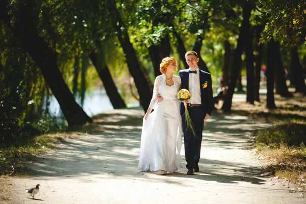 Jovem Casal Bonito Terno Azul Vestido Noiva Branco Com Buquê — Fotografia de Stock