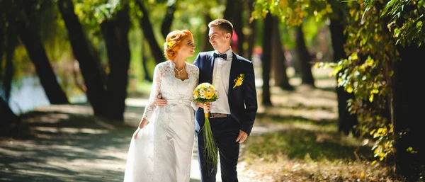 Jovem Casal Bonito Terno Azul Vestido Noiva Branco Com Buquê — Fotografia de Stock