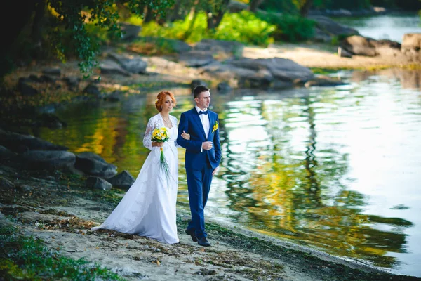 Jovem Casal Bonito Terno Azul Vestido Noiva Branco Com Buquê — Fotografia de Stock