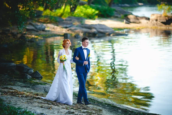 Jeune Beau Couple Costume Bleu Robe Mariée Blanche Avec Bouquet — Photo