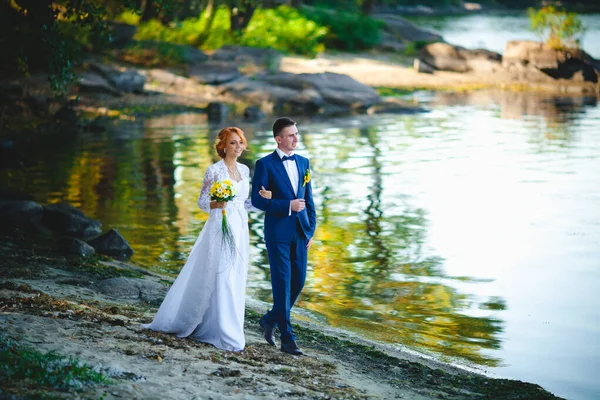 Jeune Beau Couple Costume Bleu Robe Mariée Blanche Avec Bouquet — Photo