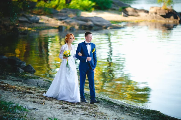 Young Beautiful Couple Blue Suit White Wedding Dress Bouquet — Stock Photo, Image