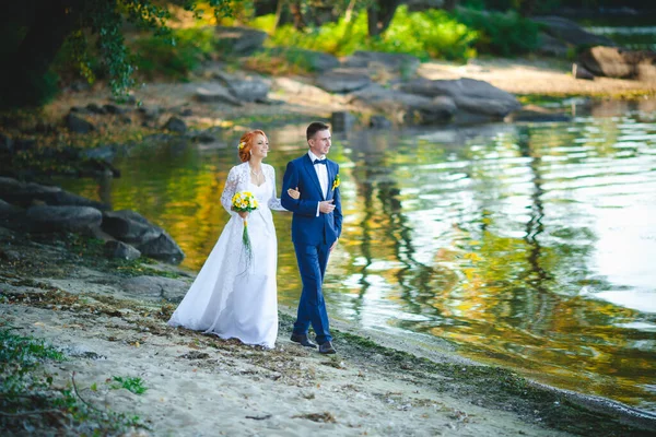 Jovem Casal Bonito Terno Azul Vestido Noiva Branco Com Buquê — Fotografia de Stock