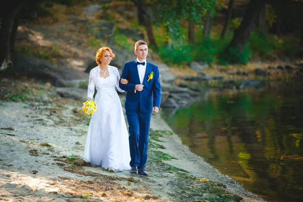 Jovem Casal Bonito Terno Azul Vestido Noiva Branco Com Buquê — Fotografia de Stock