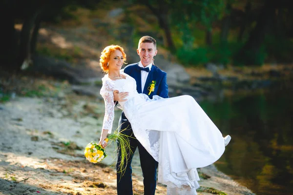 Jovem Casal Bonito Terno Azul Vestido Noiva Branco Com Buquê — Fotografia de Stock