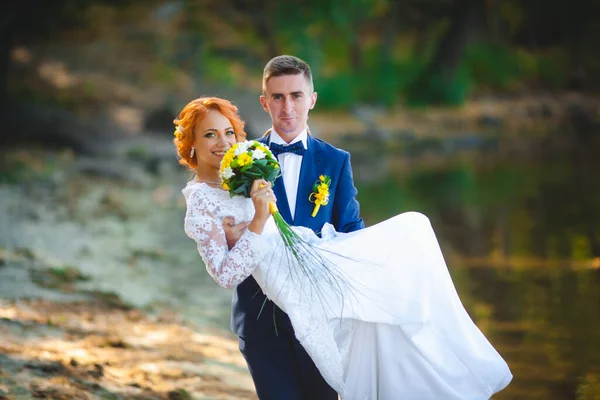 Jovem Casal Bonito Terno Azul Vestido Noiva Branco Com Buquê — Fotografia de Stock