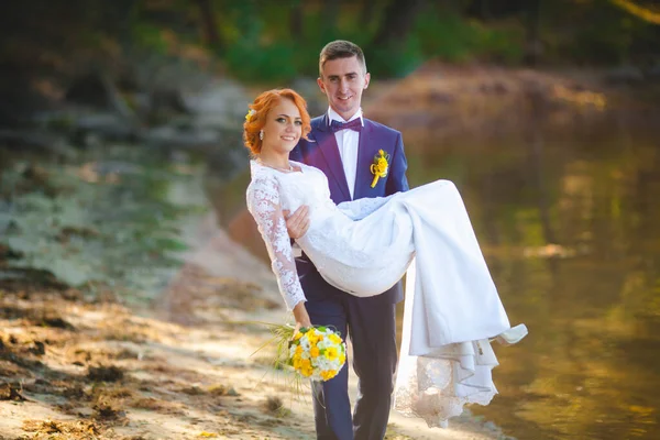 Jovem Casal Bonito Terno Azul Vestido Noiva Branco Com Buquê — Fotografia de Stock