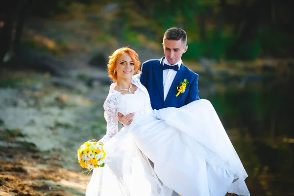 Jovem Casal Bonito Terno Azul Vestido Noiva Branco Com Buquê — Fotografia de Stock