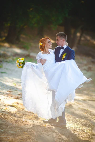 Jovem Casal Bonito Terno Azul Vestido Noiva Branco Com Buquê — Fotografia de Stock