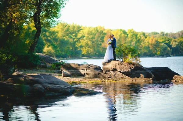 Jovem Casal Bonito Terno Azul Vestido Noiva Branco Com Buquê — Fotografia de Stock