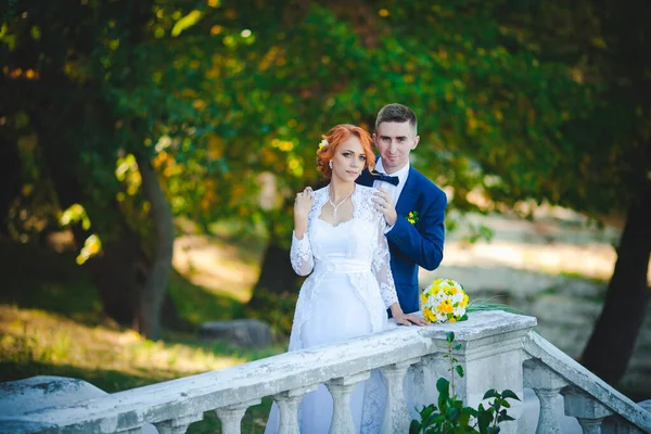 Junges Schönes Paar Blauem Anzug Und Weißem Brautkleid Mit Blumenstrauß — Stockfoto