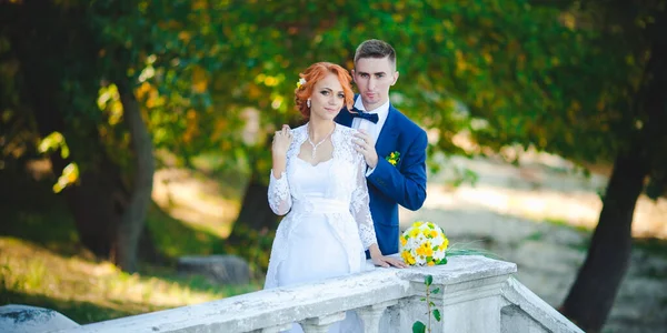 Junges Schönes Paar Blauem Anzug Und Weißem Brautkleid Mit Blumenstrauß — Stockfoto