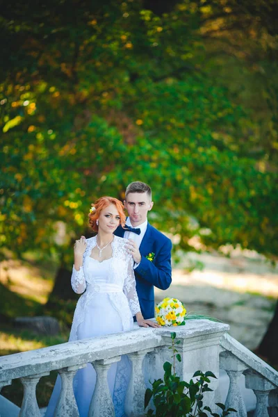 Junges Schönes Paar Blauem Anzug Und Weißem Brautkleid Mit Blumenstrauß — Stockfoto