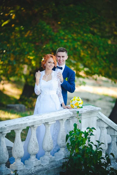 Młoda Piękna Para Niebieskim Garniturze Białej Sukni Ślubnej Bukietem — Zdjęcie stockowe
