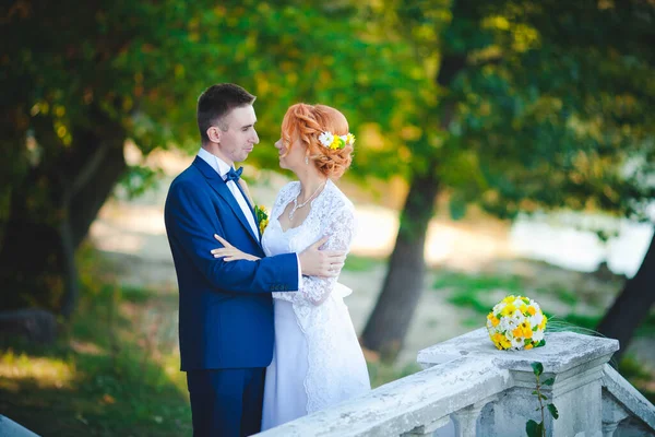 Junges Schönes Paar Blauem Anzug Und Weißem Brautkleid Mit Blumenstrauß — Stockfoto